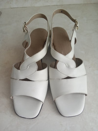 Sandales blanches, caramel, chaussures ivoire, cuir venis noir,