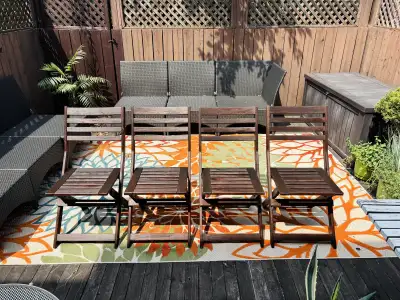 Chaise de patio en bois pliante - pliable Comme neuve 60$ par chaise - 120$ pour 2 chaises Folding p...