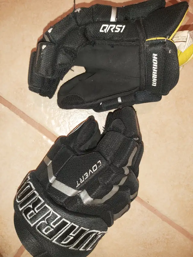 USED KIDS' HOCKEY EQUIPMENT HELMET GLOVES PANTS KNEE ELBOW PADS in Hockey in City of Toronto - Image 10