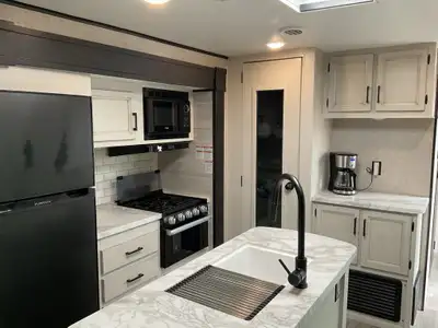 Roulotte à vendre – comme neuve! Superbe roulotte avec 3 extensions. îlot central et foyer électriqu...