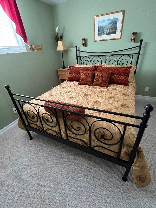 Oversized Queen Comforter Set in Bedding in Napanee - Image 2