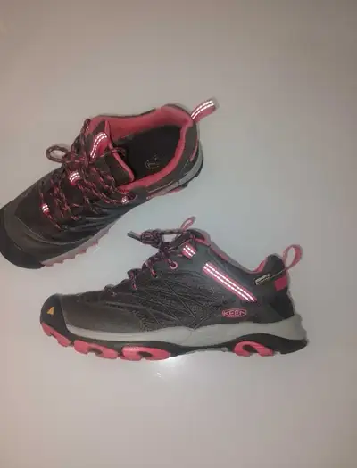 WOMANS KEEN WATERPROOF HIKING SHOES, View more