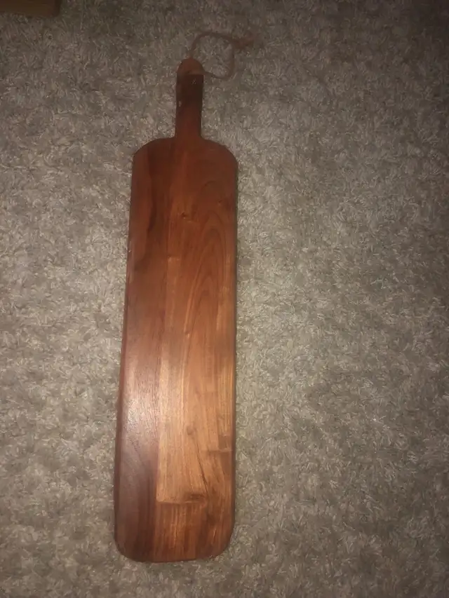 Vintage heavy charcuterie wooden board / firm Price in Arts & Collectibles in Calgary - Image 2