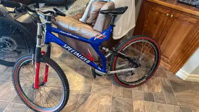 Brand new large frame, very rare, which accommodated all components from an old Devinci full suspens...