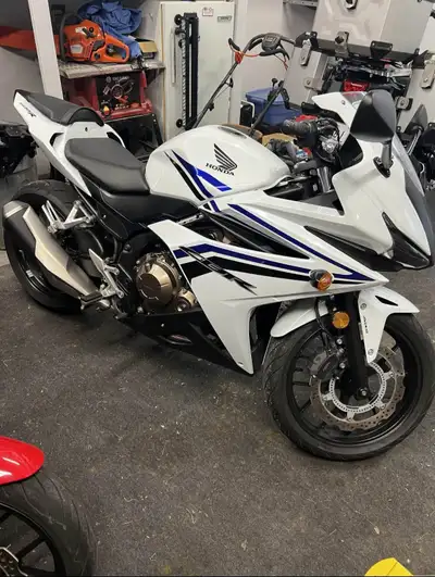 Cbr 500r 2017 dans un état showroom. Pneu arrière neuf