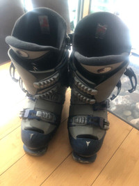 Atomic Ski Boots (size 9 women / 8 men) + Ski Blades