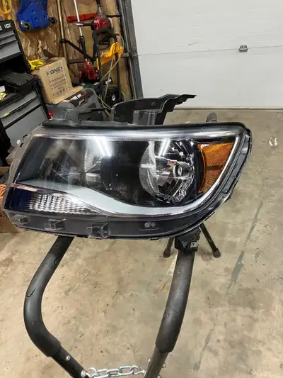Driver side headlight for 15-22 Colorado, in good shape