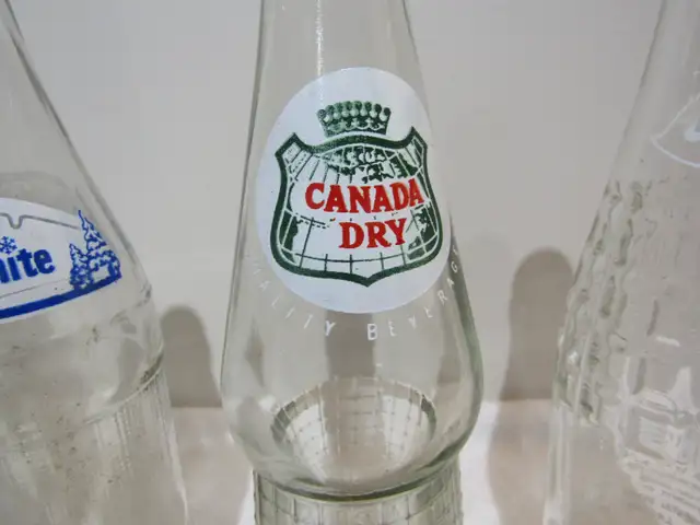 OLD GLASS BOTTLE64519992613891123