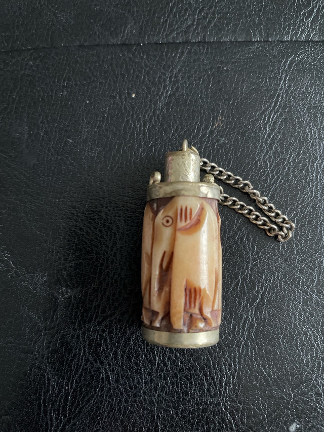 Carved snuff bottle  in Arts & Collectibles in Ottawa - Image 2