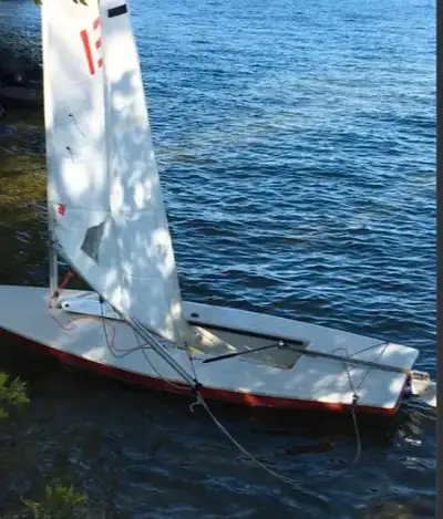 Excellent condition, classic white/red, complete with the sail , rudder, etc. Perfect for beginners...