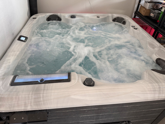 Artesian Spa 6 Person Hot Tub for sale in Hot Tubs & Pools in Barrie - Image 3
