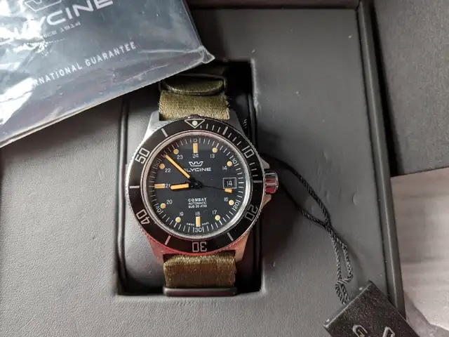 Glycine Combat watch extra strap box and papers EXCELLENT 42mm dans Bijoux et montres  à Longueuil/Rive Sud - Image 2