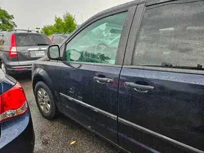 Dodge Grand Caravan 2010 Couleur bleu acier Vente par un particulier 1 seul propriétaire 158000 km....