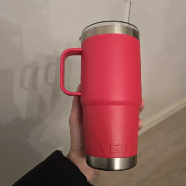 YETI Rambler 25 Oz Straw Mug Rescue Red in Fishing, Camping & Outdoors in City of Toronto - Image 4