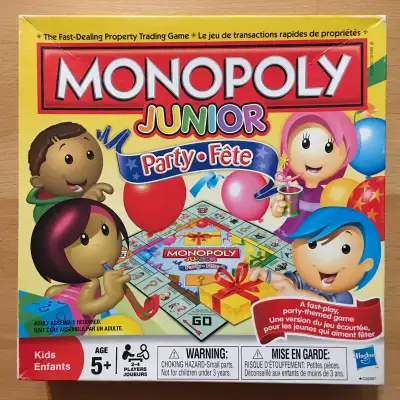 Planchette de jeu, 32 cadeaux (3 manquants remplacés), 16 cartes Chance, 16 cartes de fête, billets...