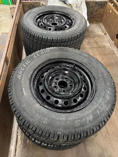 Pneus 235/70 R16 usagé avec les rims. 9mm d épaisseurs, bonne etat ! Pneus d hiver!! J ai vendu mon...