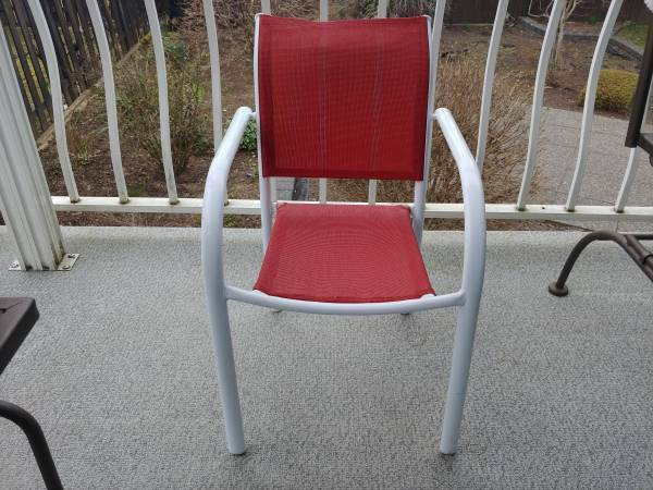 Kids Outdoor Chair - Very Good Condition in Chairs & Recliners in Burnaby/New Westminster
