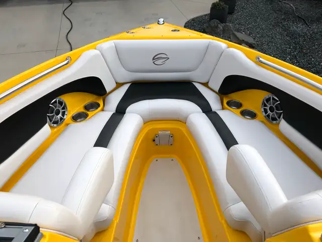 2012 CROWNLINE 215 SS 5.7 V8 BOAT in Powerboats & Motorboats in Winnipeg - Image 10