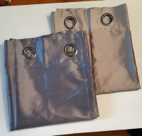 2 Rideaux œillets 100% polyester (1 panneau chaque) 10.$ ch.