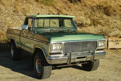 1978 Ford F150 Custom - 145,000 km, - 351 Windsor, - 4 Barrel carb, - 4x4, - Shortbox, - Stained Oak...
