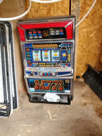slot machine. Key and tokens included