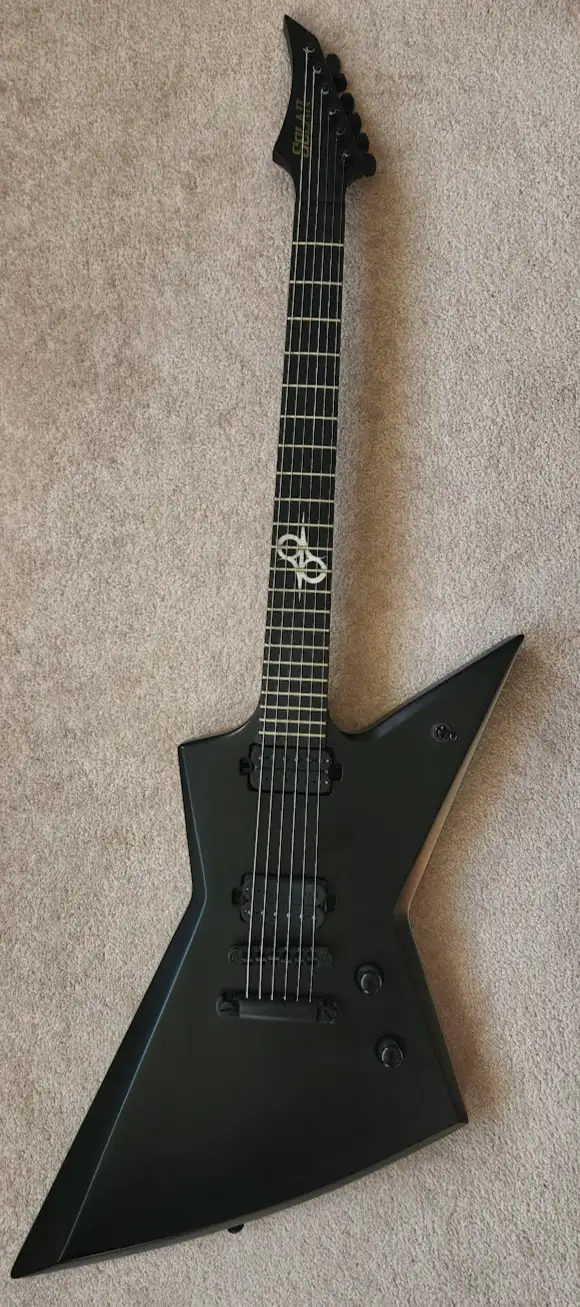Solar E2.6C - Carbon Black Matte w/ Case in Guitars in Oakville / Halton Region - Image 2