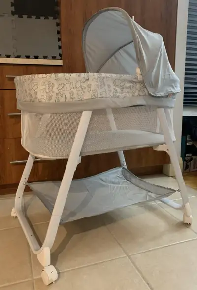 Baby bassinet with a canopy and vibrations /Berceau à vibrations, View more