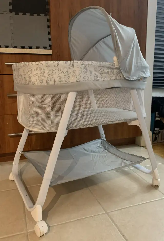 Baby bassinet with a canopy and vibrations /Berceau à vibrations in Cribs in City of Montréal - Image 2