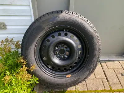 4 pneus d’hiver Yokohama ice guard 235/65 R18 avec roues en acier Usure de moins de 1000 km
