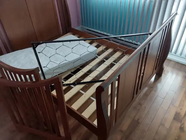 Lit double en bois véritable in Beds & Mattresses in City of Montréal - Image 10