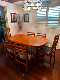 Beautiful teak dining room set, Buffet, Hutch, Table, chairs