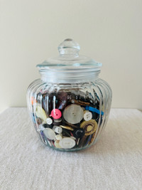 BUTTONS ASSORTED VINTAGE IN A GLASS JAR