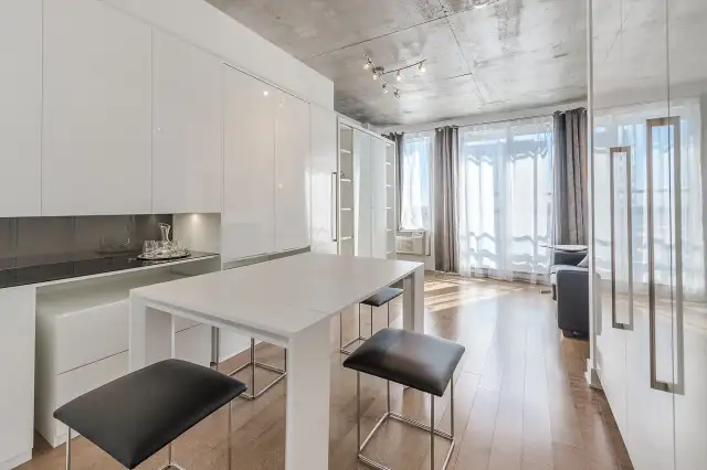 Fully equipped Short/Long term Griffintown Studio for rent