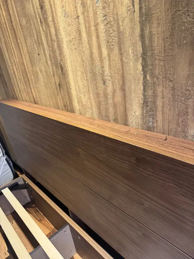 Lit plateforme Queen + table de chevet – Excellent état in Beds & Mattresses in Laval / North Shore - Image 4