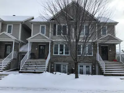 Superbe condo style maison de ville sur 2 étages ,3 chambres à coucher et 2 salles de bains, à Chamb...