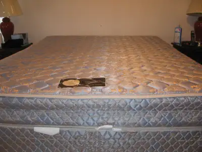 QUEEN SIZE BED / BOX SPRING, View more