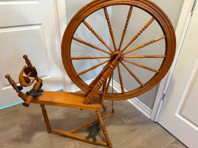 Rouet antique en bois, View more
