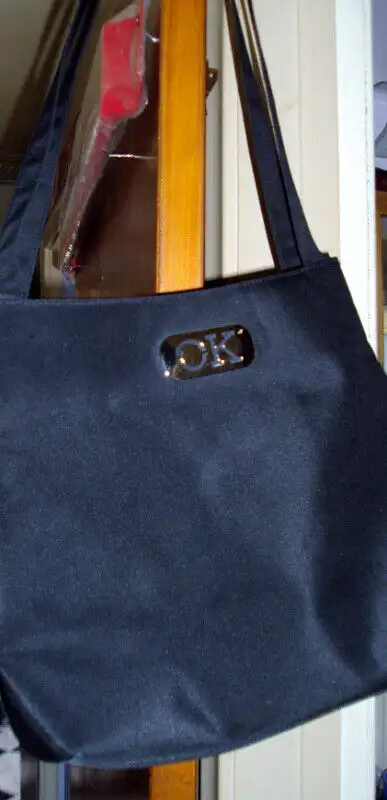 CALVIN KLEIN BLACK NYLON PURSE in Women's - Bags & Wallets in Mississauga / Peel Region - Image 10