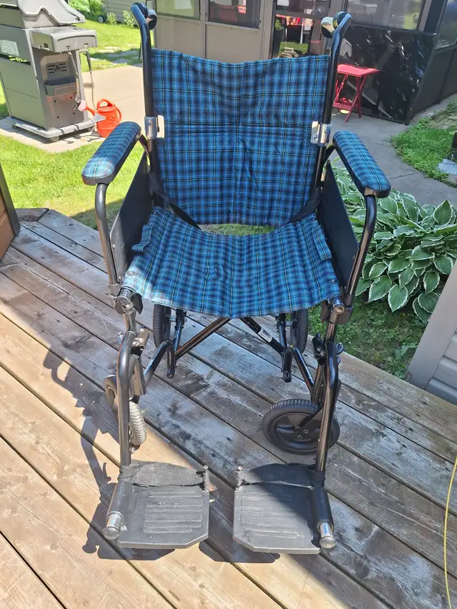 Fauteuil roulant de type compagnon in Health & Special Needs in Trois-Rivières - Image 4