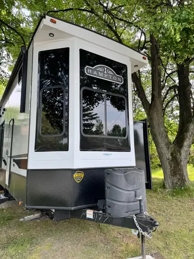 2021 Hampton Park model Model 375DBL 3 tip outs Double loft Like brand new Must be seen If intereste...