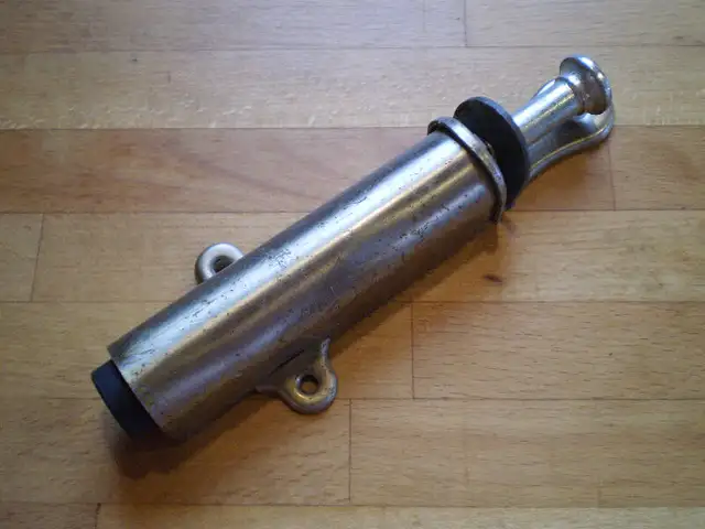 Arrêt de porte 7" Vintage Spring Loaded Step-On Door Holder in Windows, Doors & Trim in City of Montréal - Image 2