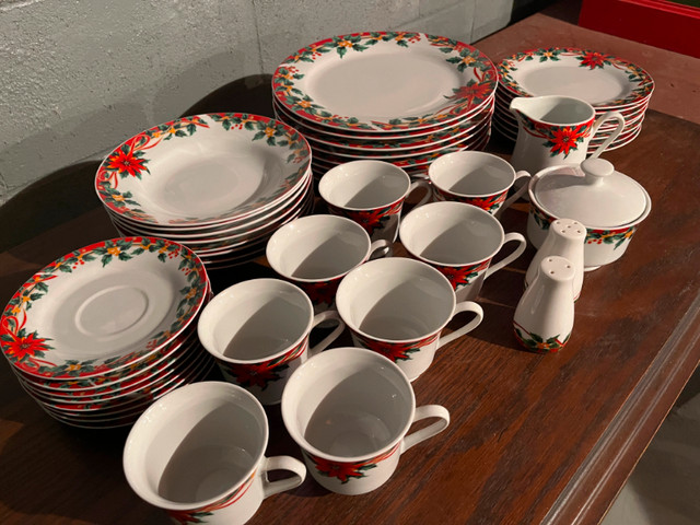 Set de vaisselles de Noël de 44 pièces dans Vaisselle et articles de cuisine  à Laval/Rive Nord - Image 4