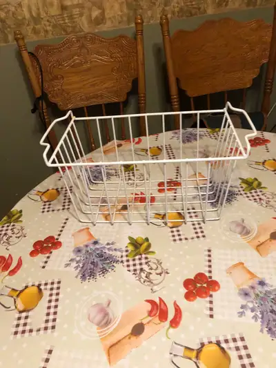 panier pour congélateur Voir description sur photos, demande 25$ Allait sur congélateur Danby 5 pied...