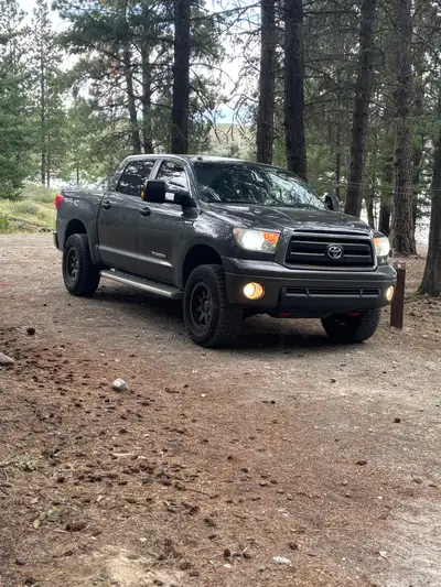 2011 Toyota tundra Crew max Truck has had an engine replaced at Highriver toyota in 2016 (receipt) K...