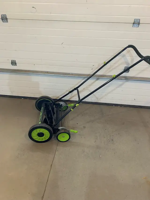 push lawnmower  in Lawnmowers & Leaf Blowers in Regina - Image 3