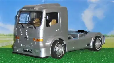 Modèle Hua Peng...De ma collection...Camion semi-remorque Mercedes-Benz téléguidé comme neuf...Echel...