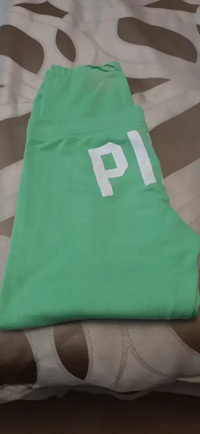 Size medium sweats in good condition freshly laundered with scent free products. Smoke and pet free...
