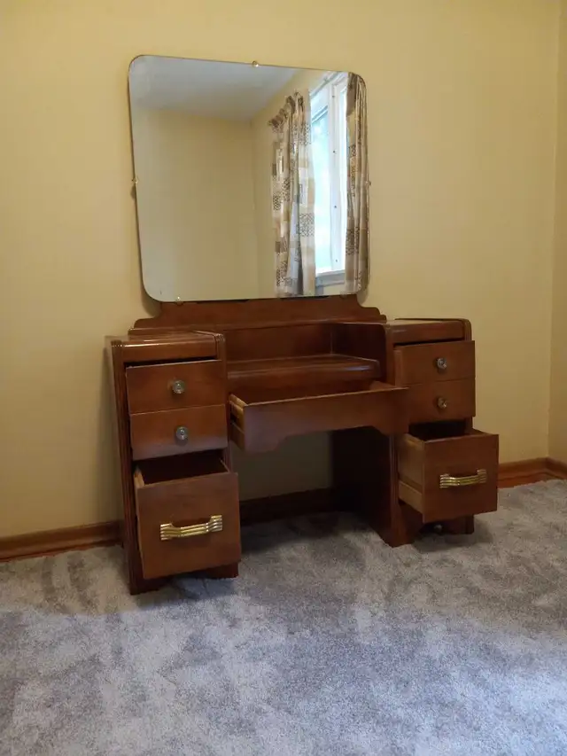 Antique dressing table with mirror in Dressers & Wardrobes in Edmonton - Image 3