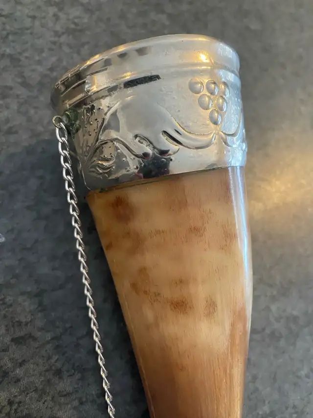 vintage drinking horn with metal mounted 10” tall.  in Arts & Collectibles in Markham / York Region - Image 4