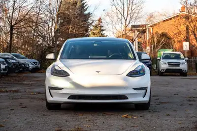 Low km. Maximum battery range is 430 km. 271 hp. All season tires.